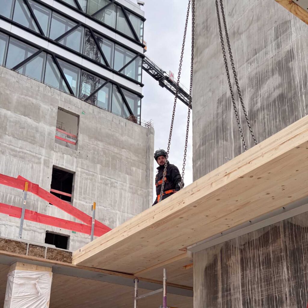 Holzbau Montage Baustelle Deckenelemente Massiv